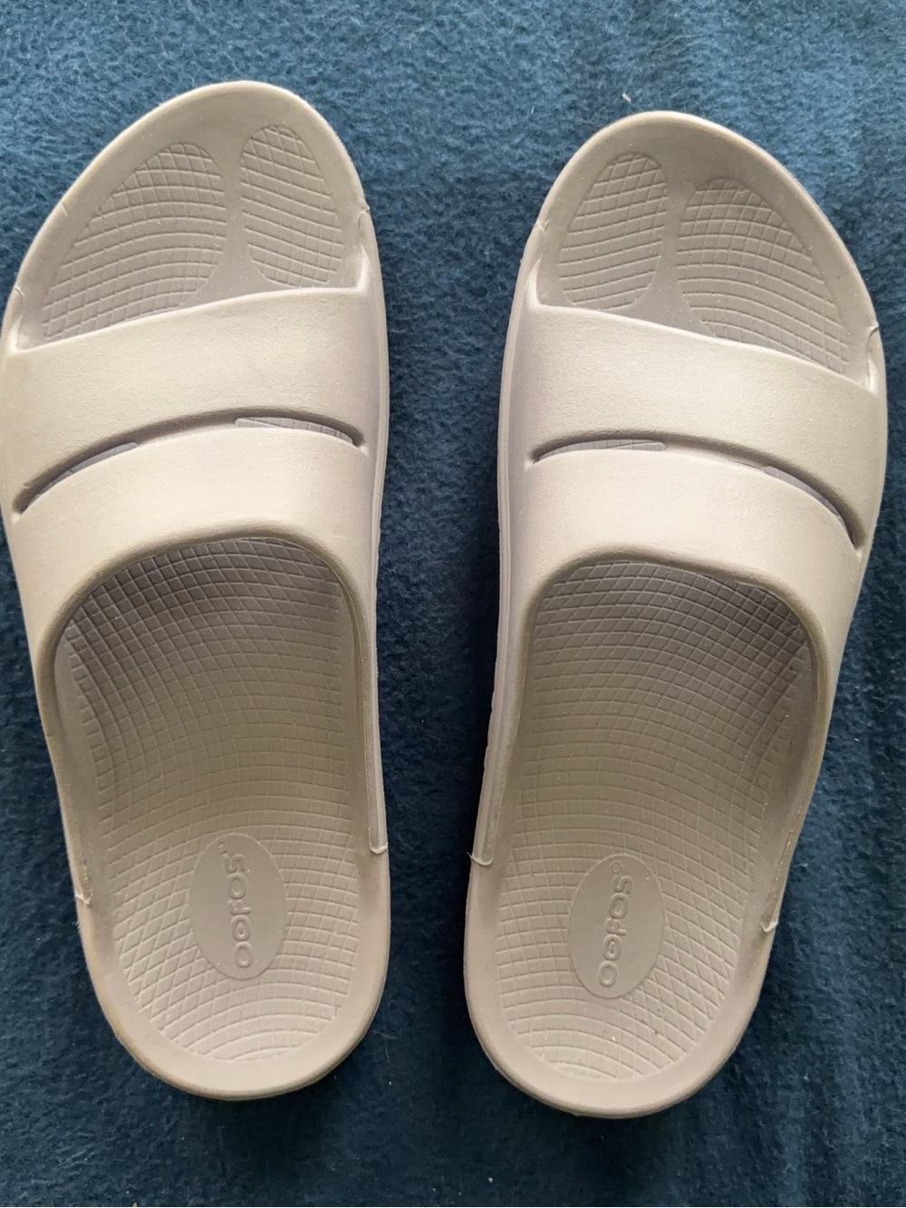 OOFOS Slide Sandals in Light Gray